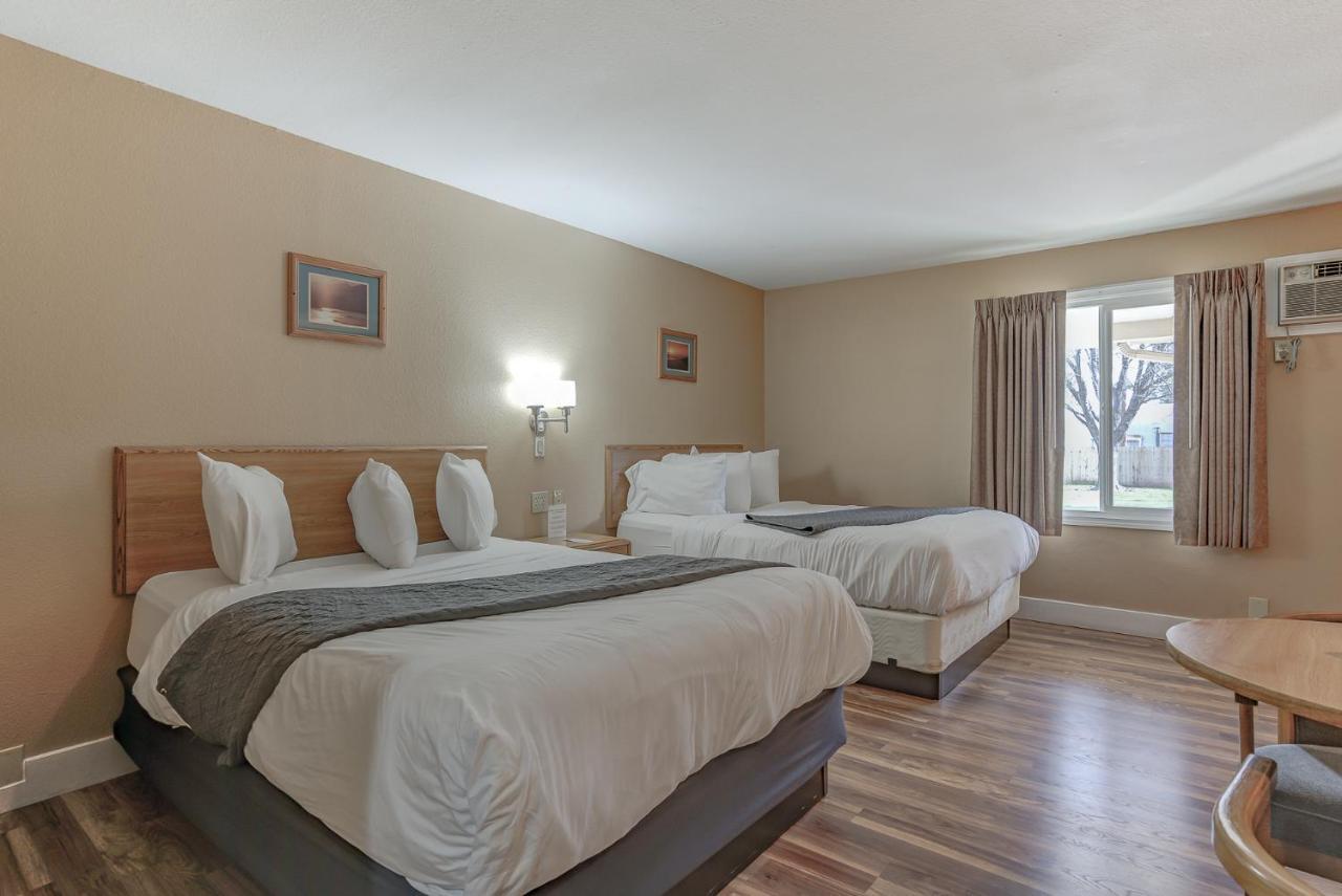 Shasta Pines Motel & Suites Burney Eksteriør billede