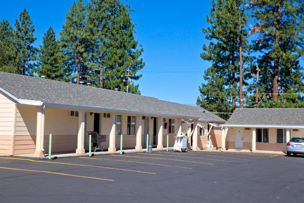 Shasta Pines Motel & Suites Burney Eksteriør billede