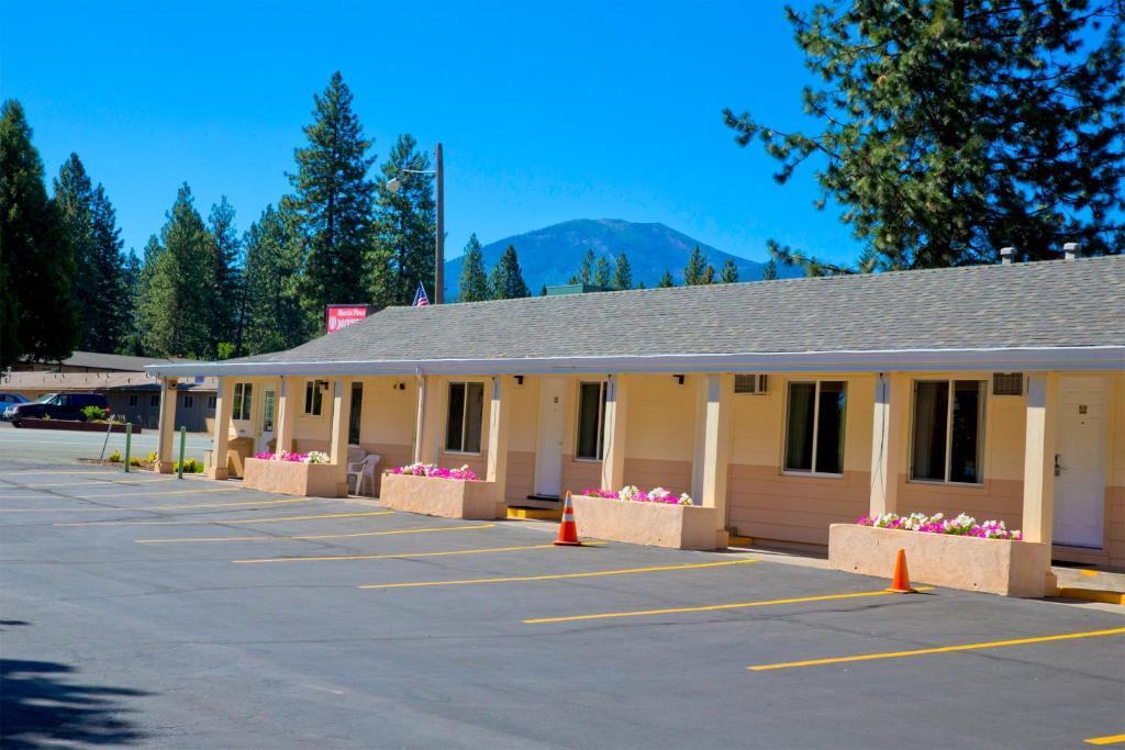 Shasta Pines Motel & Suites Burney Eksteriør billede