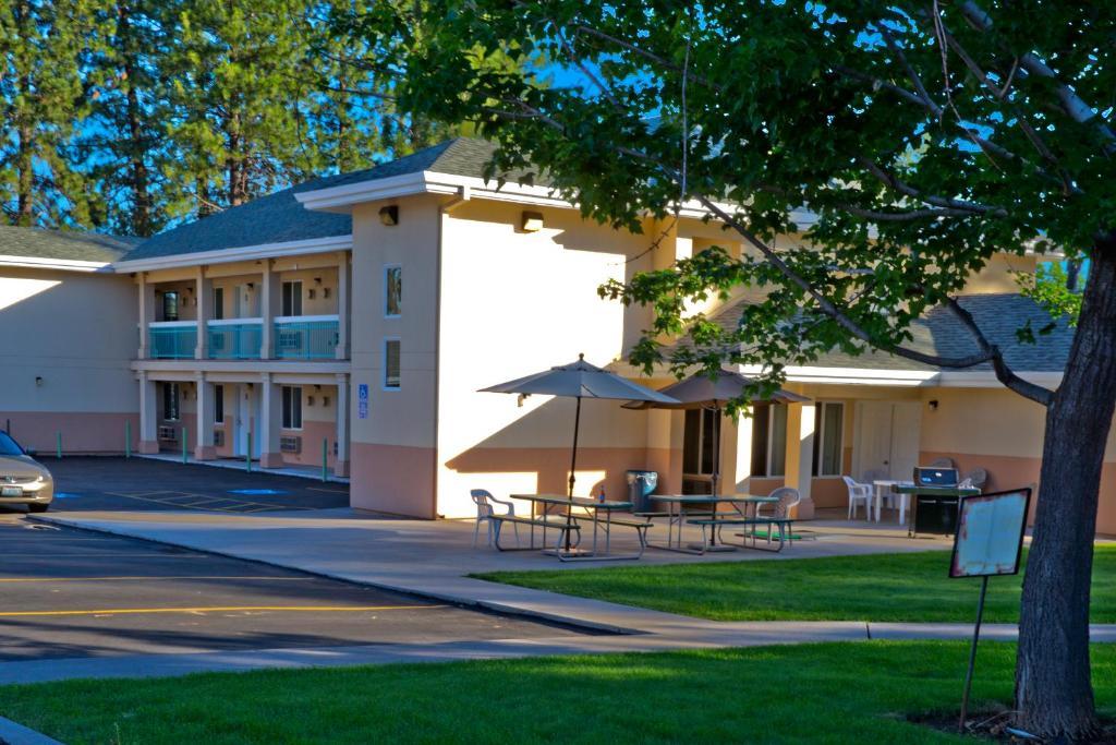 Shasta Pines Motel & Suites Burney Eksteriør billede