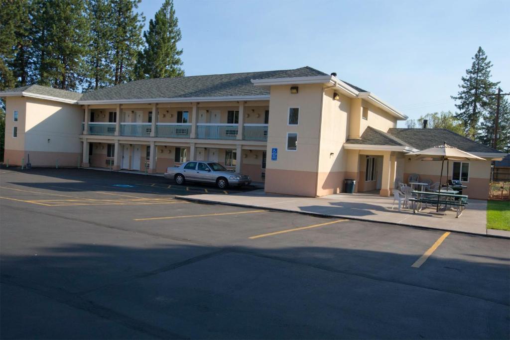 Shasta Pines Motel & Suites Burney Eksteriør billede