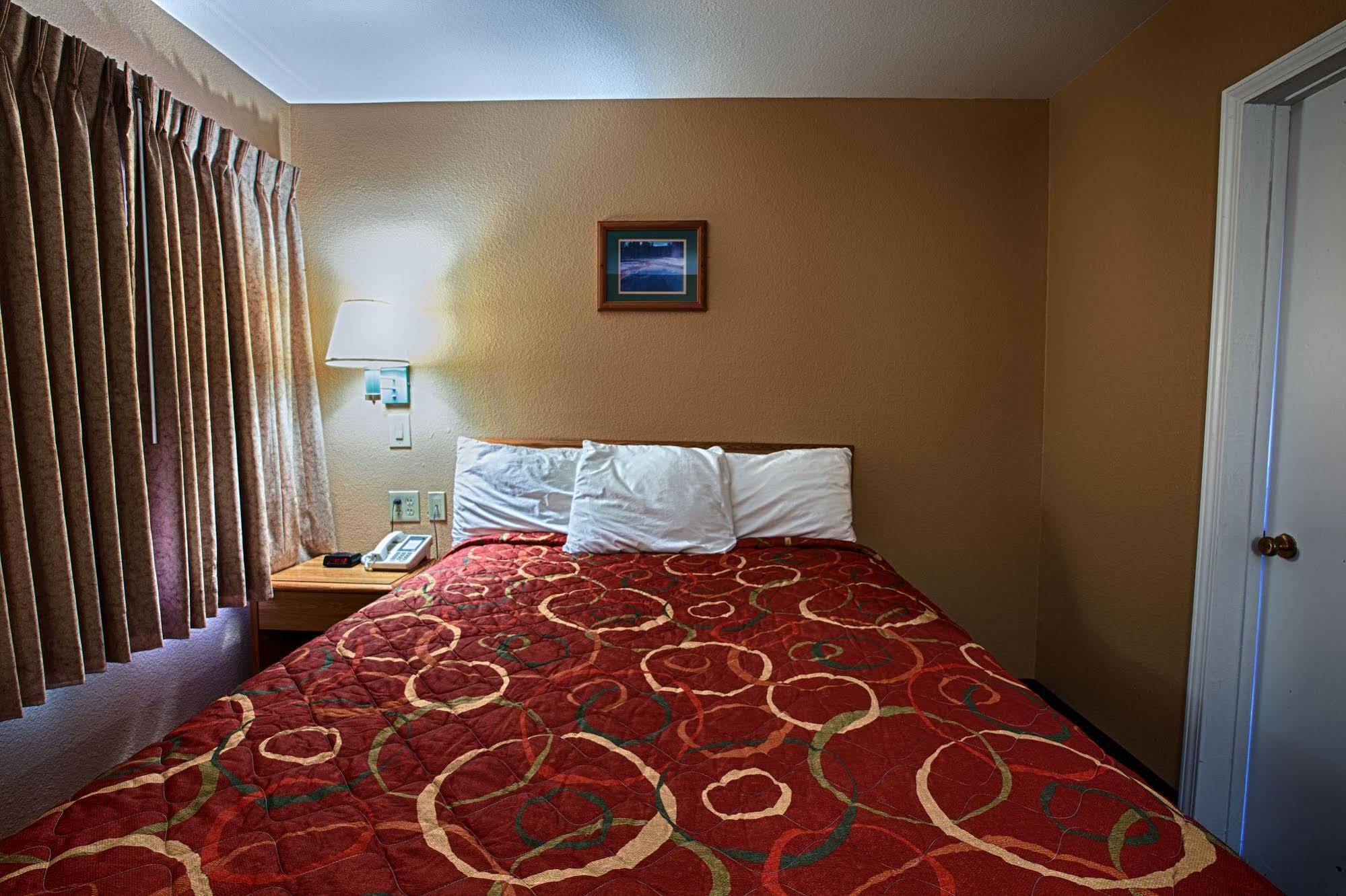Shasta Pines Motel & Suites Burney Eksteriør billede