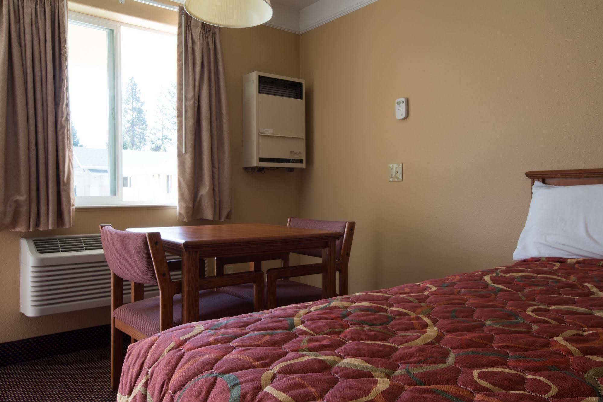 Shasta Pines Motel & Suites Burney Eksteriør billede