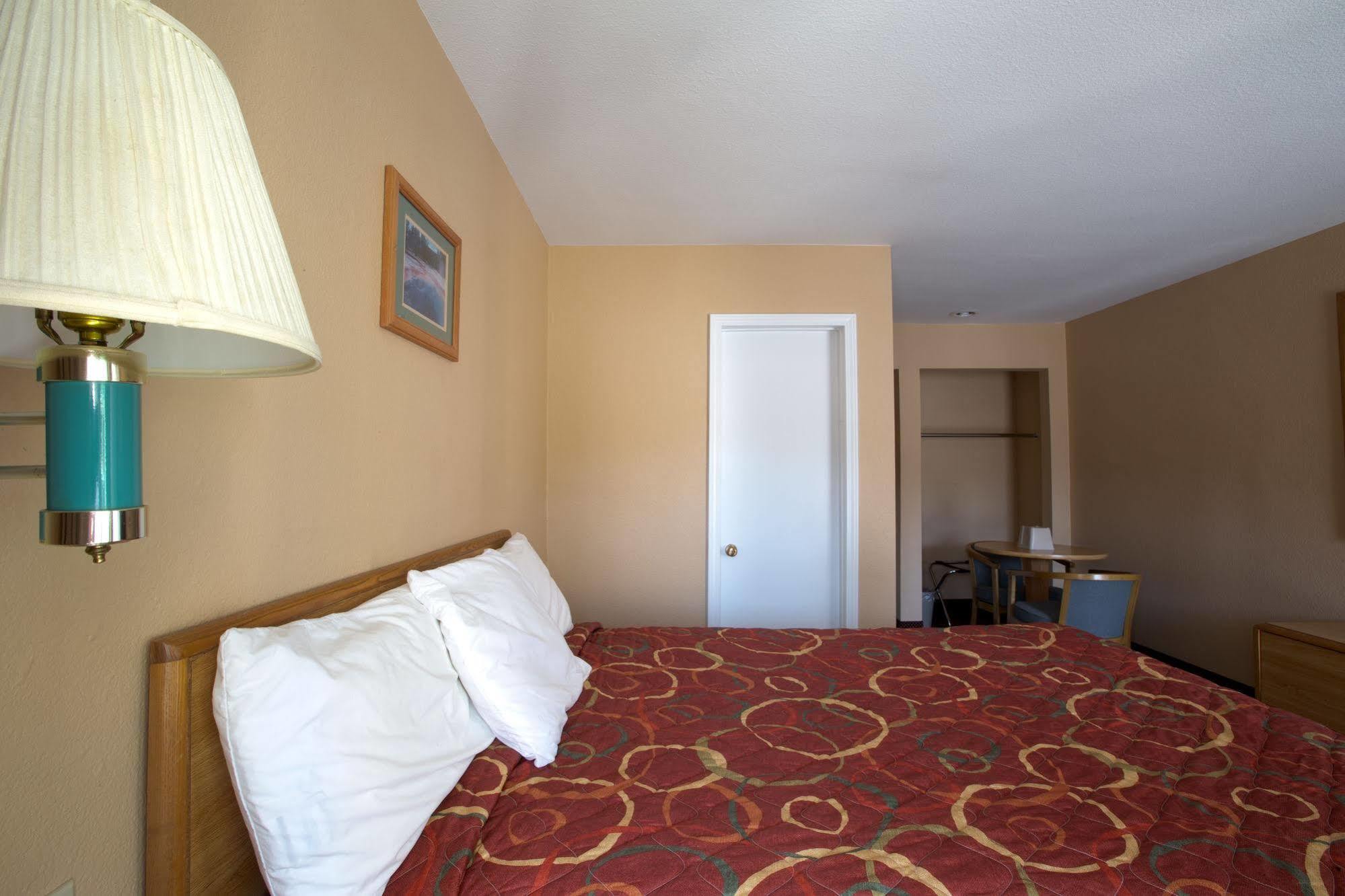 Shasta Pines Motel & Suites Burney Eksteriør billede